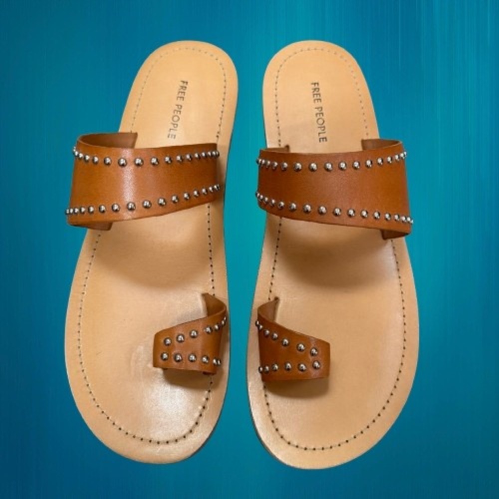 NEW Free People Amelie Tiny Stud Sandal Cognac Leather Toe Loop Size 8 - Picture 4 of 5
